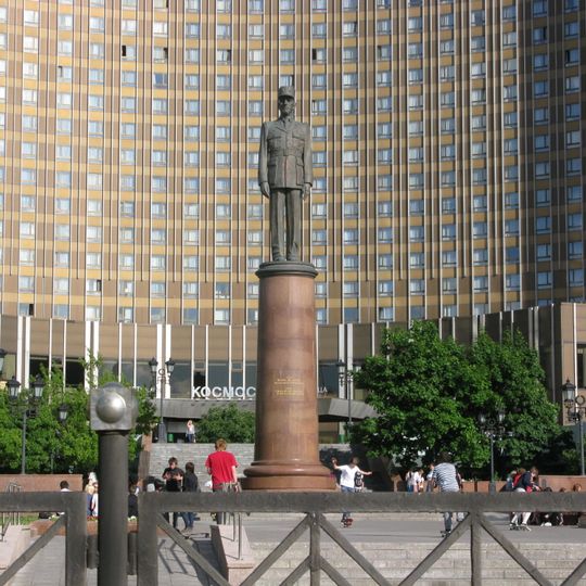 Statue of Charles de Gaulle in Moscow
