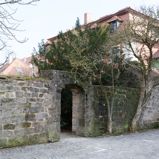 Kirchplatz 4, Hofmauer