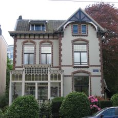 Vrijstaande stadsvilla met smeedijzeren hek