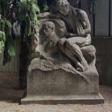 Ondrejský cintorín, náhrobok s medailónom a sochou