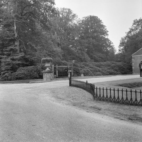 Twickel: hekje voorplaats van 30 cm bestaande uit een siersmeedijzeren spijlenhek met knopbekroning