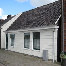 Houten dijkhuis, dwars geplaatst