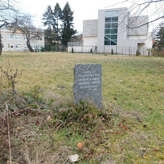 Pomníček Antonína Adámka a Jaroslava Pancíře v ulici Nad Koupadly v Praze