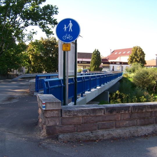 Lávka vedle mostu ulice Dr. E. Beneše přes Kozský potok v Sezimově Ústí