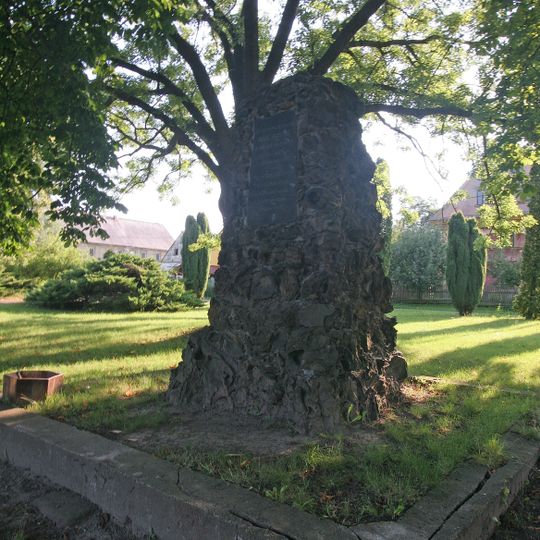 Pomník osvobození na návsi v Ostrém