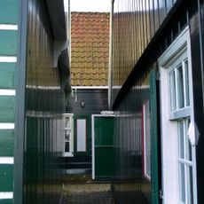 Houten huis met topgevel op consoles