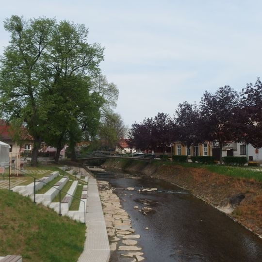 Lávka přes Olšavu u východní strany Tillichova náměstí