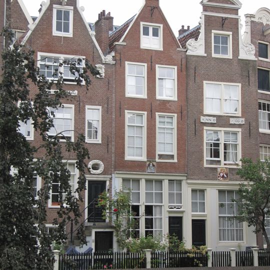 Huis met puntgevel waarin goede roedenverdeling, bovenlicht en gevelsteen waarop st