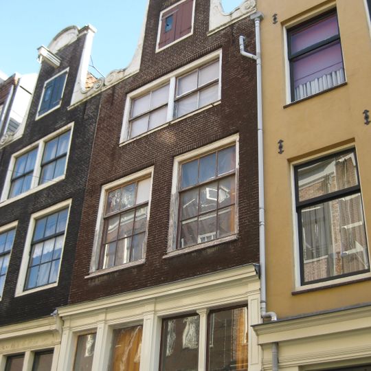 Pand met eenvoudige halsgevel