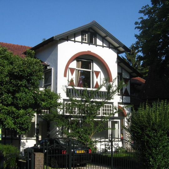 Dubbele villa, gebouwd in eclectische bouwtrant waarbij jugendstil- en chaletstijl elementen zijn gecombineerd