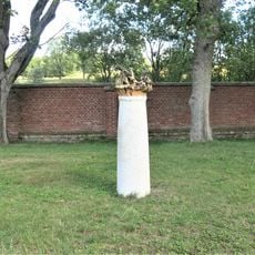 Sloup zastavení VIII. na křížové cestě v parku kláštera v Teplé