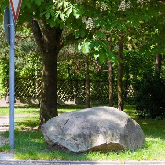 Findling am Maximiliankorso Ecke Hainbuchenstraße