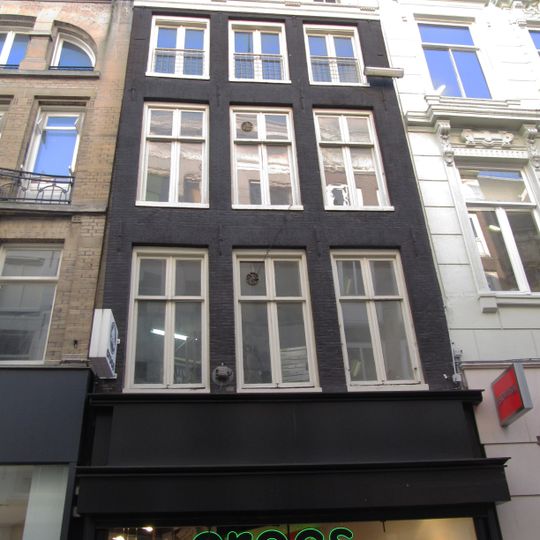 Pand met gevel onder rechte lijst met triglyfen en klossen