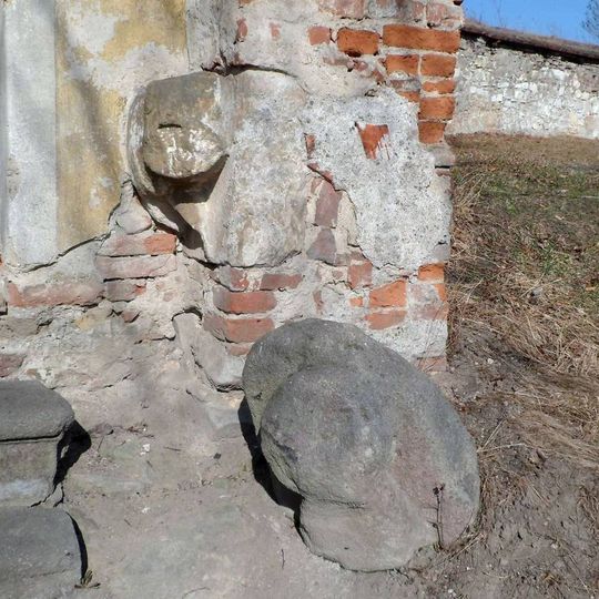 Smírčí kříž v Hulíně u kostela