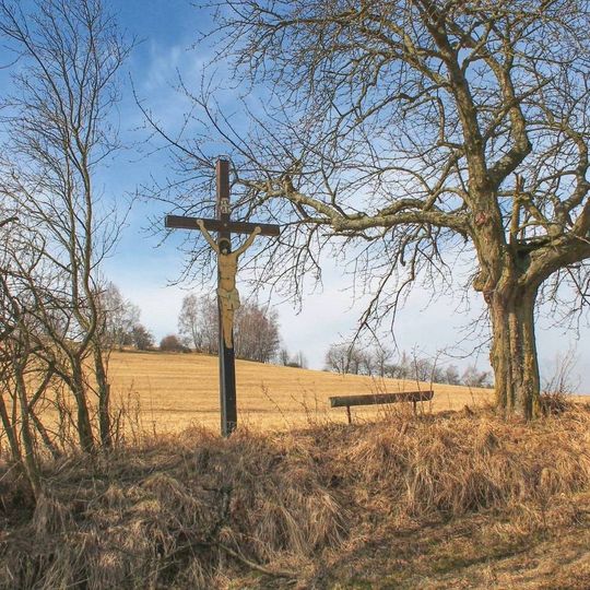 Dřevěný kříž v Radomilově u polní cesty
