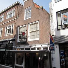 Pand met eenvoudige tuitgevel met hoekvoluten