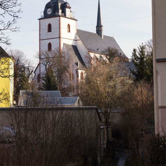 Sachgesamtheit Unser Lieben Frauen mit Kirchhof und anschließendem Alten Friedhof mit folgenden Einzeldenkmalen: Pfarrkirche, 19 Grabmale an der Kirchwand, 6 Grabmale auf dem Kirchhof, 5 Grabmale und 4 Grabanlagen auf dem Alten Friedhof
