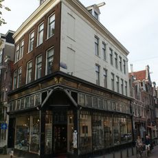 Hoekcomplex onder omlopend dak