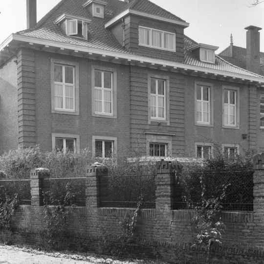 Laag huis met witgepleisterde gevel en dwars rood zadeldak in dezelfde richting als dat van Nr. 1 en 2