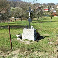 Kříž v zahradě domu 44 v Brništi