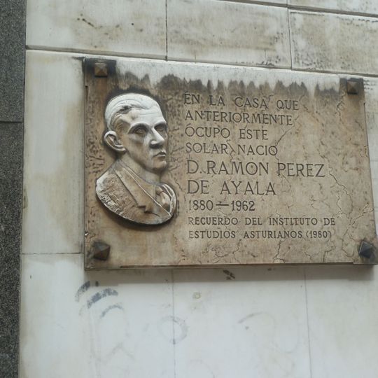 Lápida a Ramón Pérez de Ayala