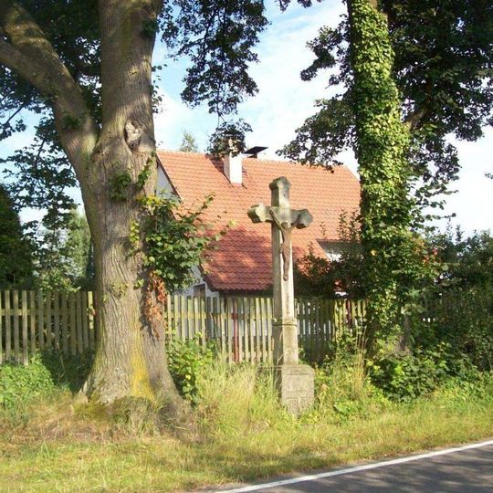 Kříž jižně od Petrovic u rozcestí