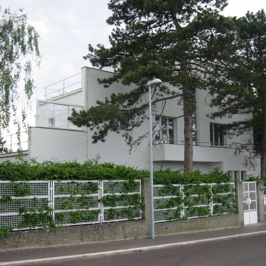 Haus Rezek samt Garage mit Dachterrasse und Treppe zur Peter-Jordan-Straße sowie Umfriedungen