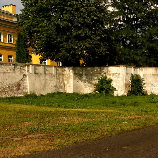 Taras z murem oporowym