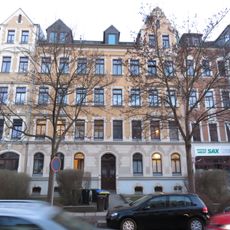 Mietshaus in geschlossener Bebauung mit Vorgarten Weststraße 71