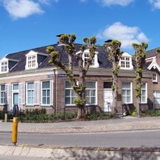 Woonhuis met koetshuis