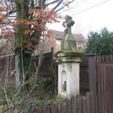 Kříž v zahradě domu v centru Slotova