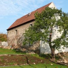 Wohnstallhaus und Seitengebäude eines Bauernhofes Dammweg 27