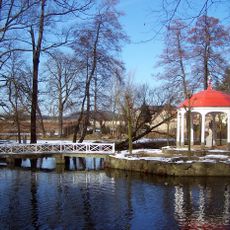 Sogenannter Großer Teich mit Insel, sogenannter Inselteich mit Insel, darauf Pavillon mit Statue der Flora, zwei Teichständer, Kaskade, Sonnenuhr, Steintischgruppe, Schwanenhäuschen, Eiskeller, Aussichtspunkt „Pilz“ und umlaufende Einfriedungs