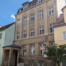 Wohn- und Geschäftshaus in geschlossener Bebauung, mit hofseitig anschließendem Funktionsbau, ehemaliges Bankgebäude Hauptstraße 47