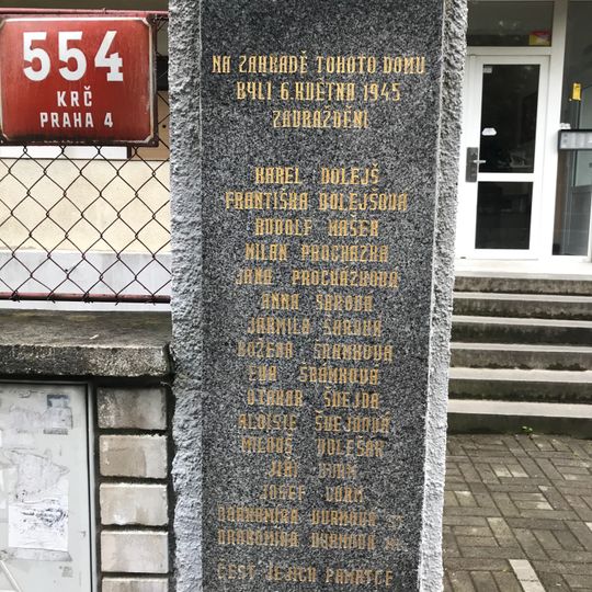 Pamětní deska obětem masakru z 6.5.1945 na domě Obětí 6. května 554/4 v Praze