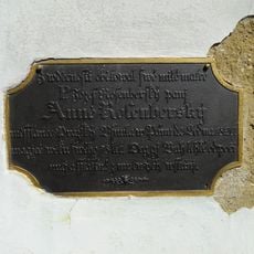 Pamětní deska u vchodu do kostela ve Skryjích