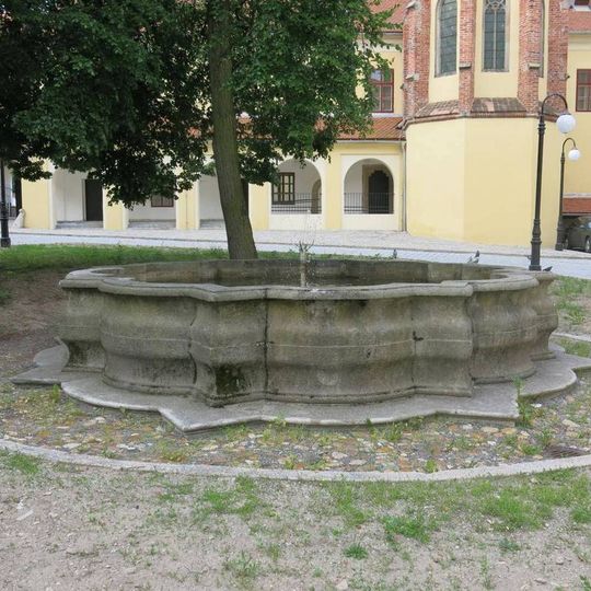 Kašna na nádvoří kláštera augustiniánů v Třeboni