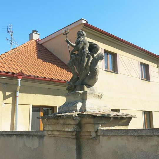 Socha Neptuna na zdi zahrady domu 59 v Cítolibech