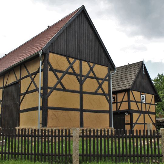 Wohnstallhaus mit integrierter Scheune und Seitengebäude eines Zweiseithofes Dorfstraße 23