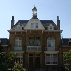 Woonhuizen, gebouwd in opdracht van de Nederlandse Levensverzekeringsmaatschappij "Antverpia"