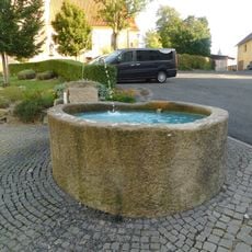 Kašna na parkovišti u kostela v Dolním Žandově