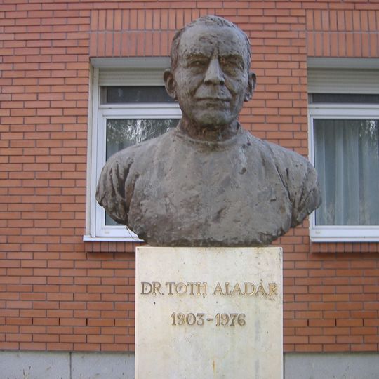 Tóth Aladár-szobor