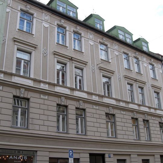 Gruppe gleichartiger, barockisierender Mietshäuser