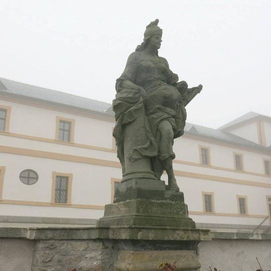 Socha alegorie Statečnost na terase špitálu v Kuksu