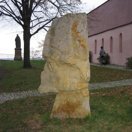 Plastika v Husově ulici v Mělníku