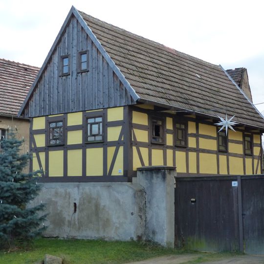 Wohnstallhaus, Scheune und Seitengebäude eines Dreiseithofes Großenhainer Straße 49