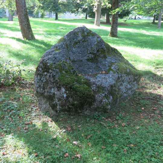 Pomník nejasného účelu v parku pod hřbitovem v Mariánských Lázních