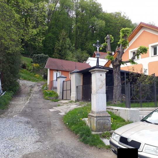 Kříž v Hluboké nad Vltavou u ulice Hamry