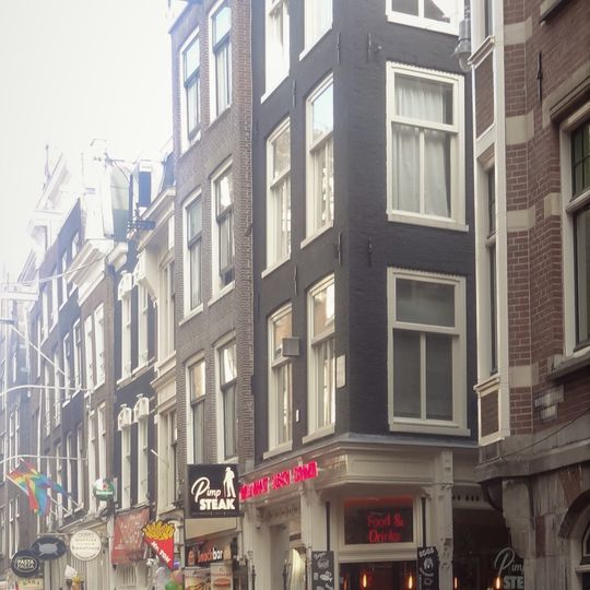 Huis, waarvan de gevel wordt beëindigd door een rechte lijst