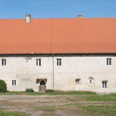 Former servants house in Henryków